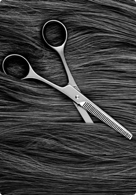 Friseurschere im Salon Friseur Haarkonzept